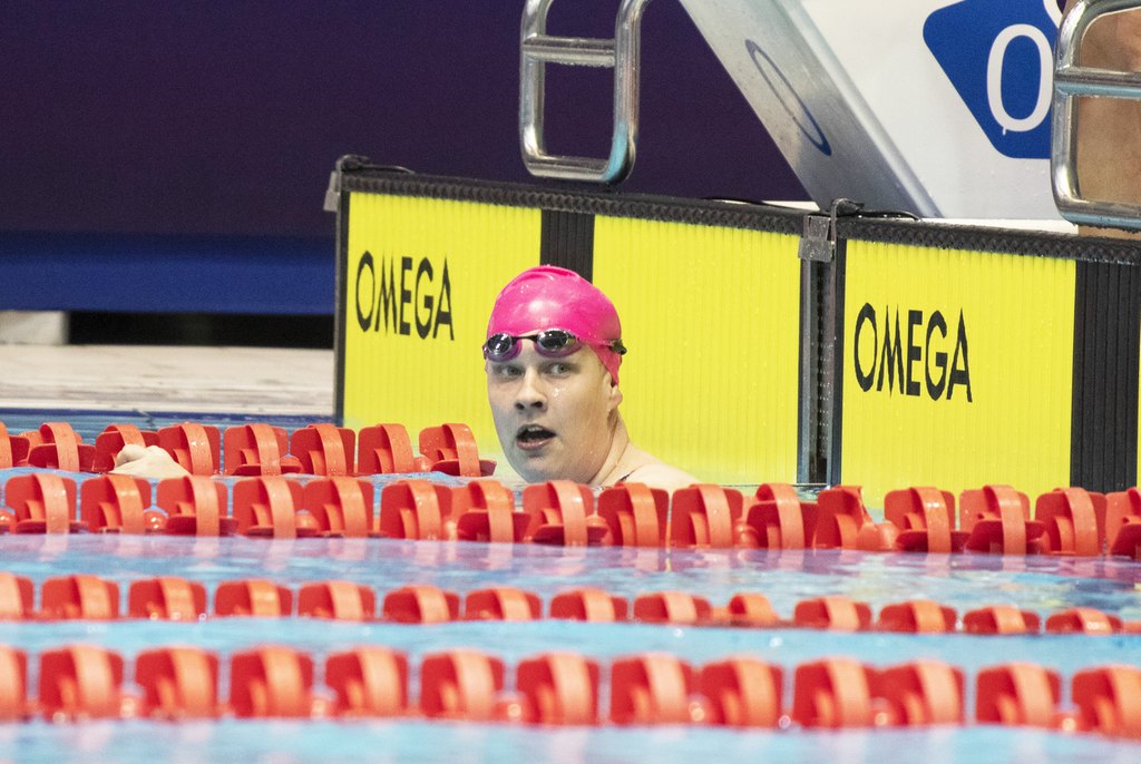 Jenny Kukkonen uimassa.